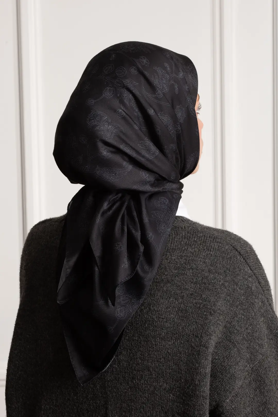Night Ivy Patterned Soft Scarf Black 3